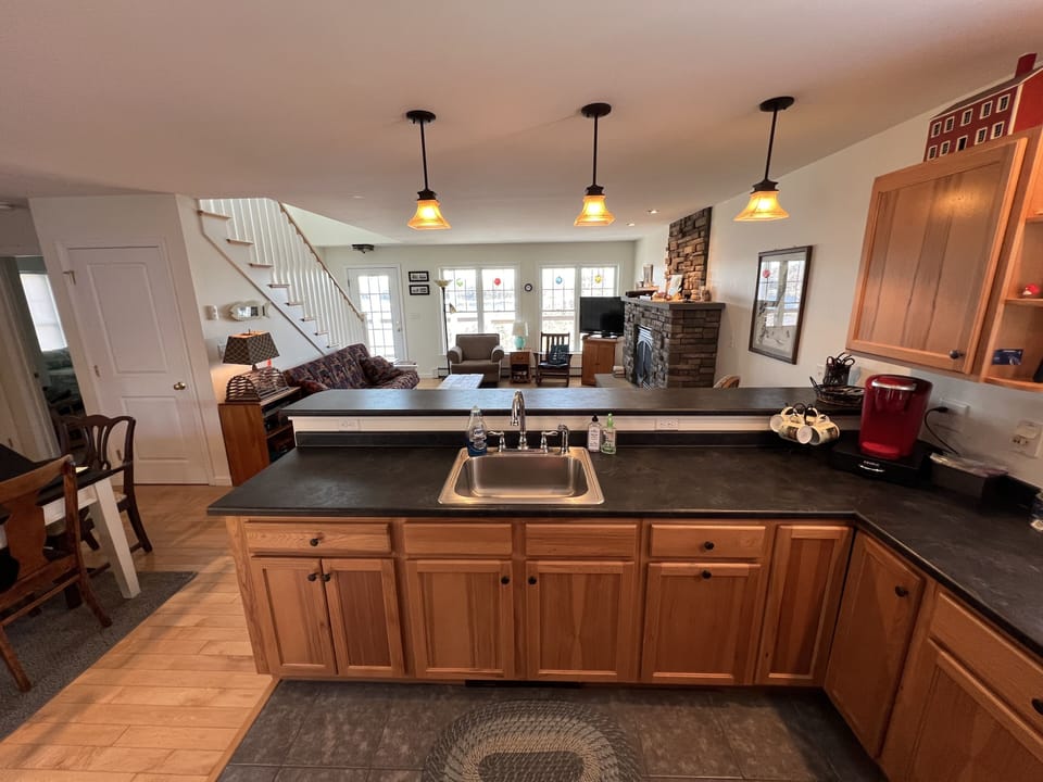Kitchen looking into Livingroom. 
