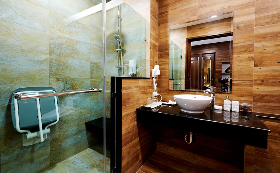 Signature Villa | Bathroom | Shower, rainfall showerhead, free toiletries, hair dryer