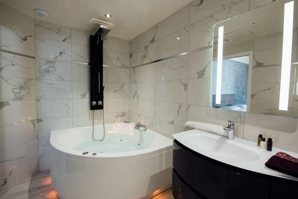 Jetted tub