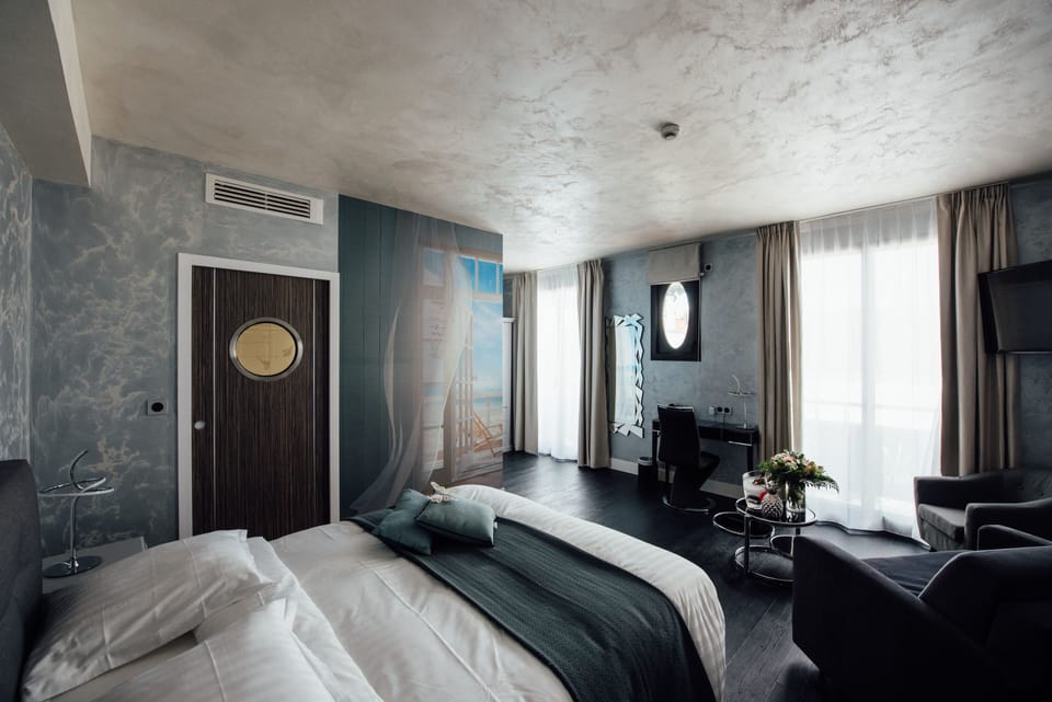 Signature Suite, Jetted Tub | Premium bedding, pillowtop beds, desk, laptop workspace