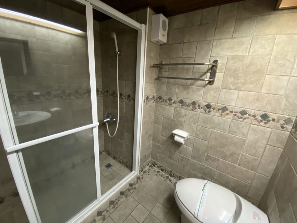 Superior Quadruple Room | Bathroom | Shower, free toiletries, hair dryer, slippers