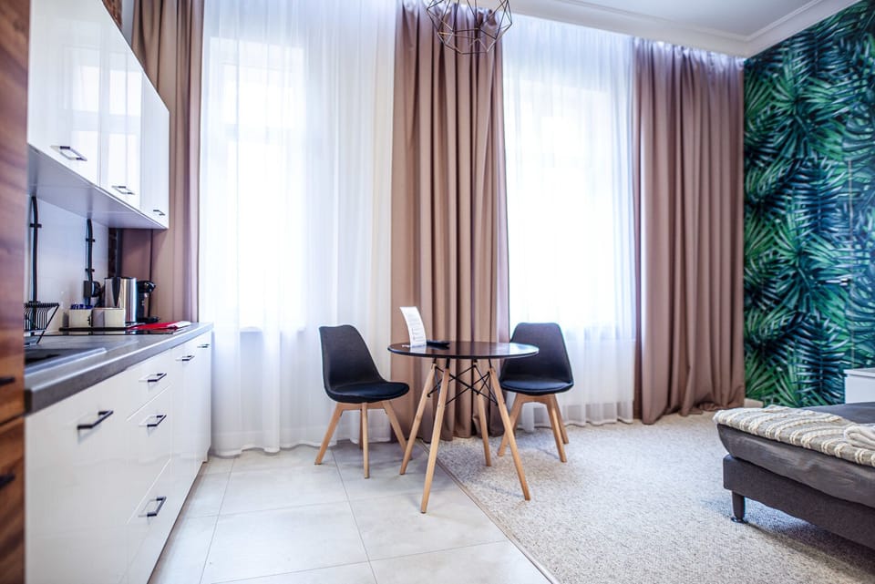Deluxe Studio Suite, 1 Queen Bed | Minibar (free items), desk, iron/ironing board (on request), WiFi (free)