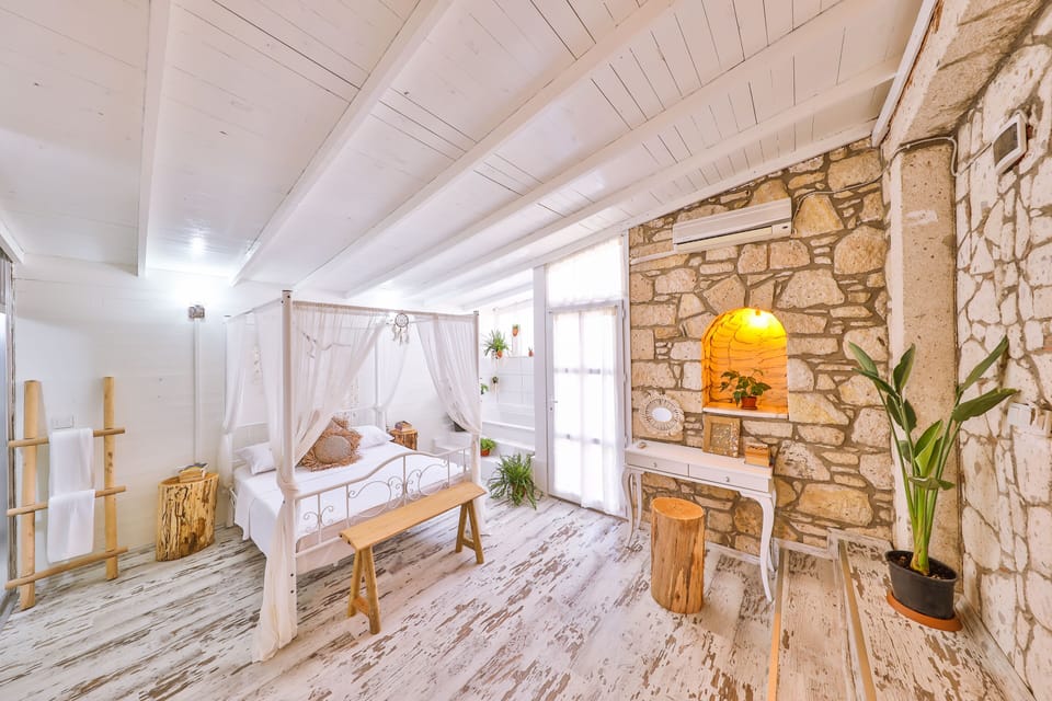 Deluxe Room, Jetted Tub | Premium bedding, in-room safe, desk, WiFi (free)