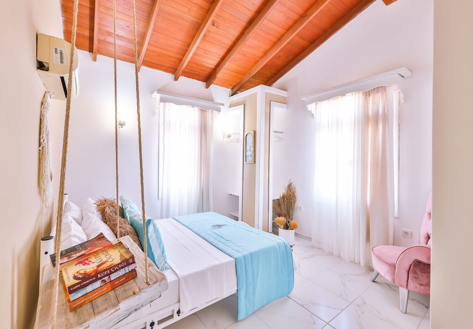 Deluxe Room, Garden View | Premium bedding, in-room safe, desk, WiFi (free)