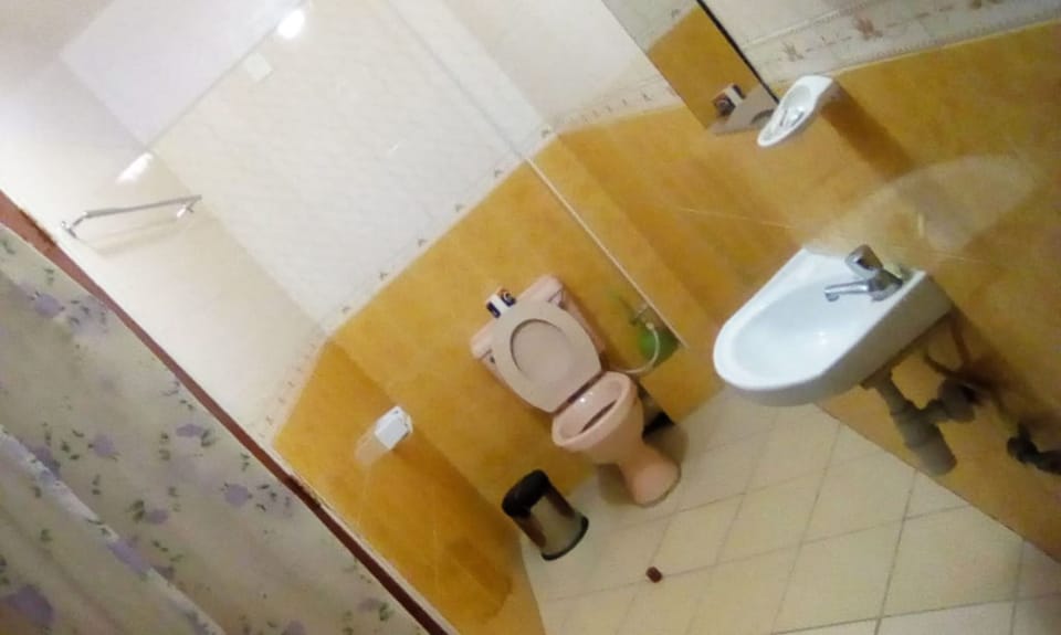 Shower, rainfall showerhead, free toiletries, slippers