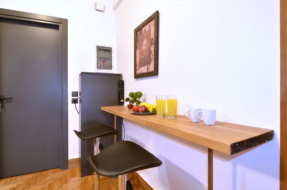 Apartment, 1 Bedroom, Balcony | In-room dining