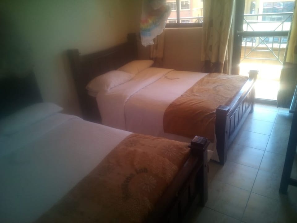 Twin Room | Desk, bed sheets