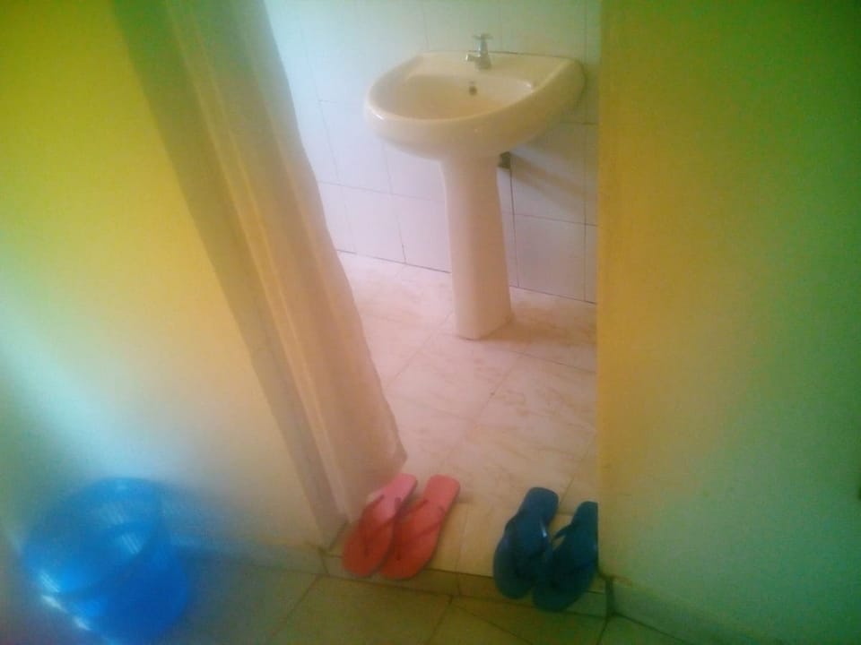 Shower, rainfall showerhead, free toiletries, towels
