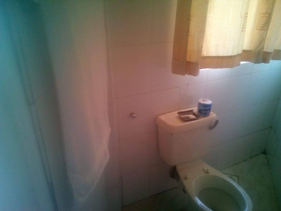 Shower, rainfall showerhead, free toiletries, towels