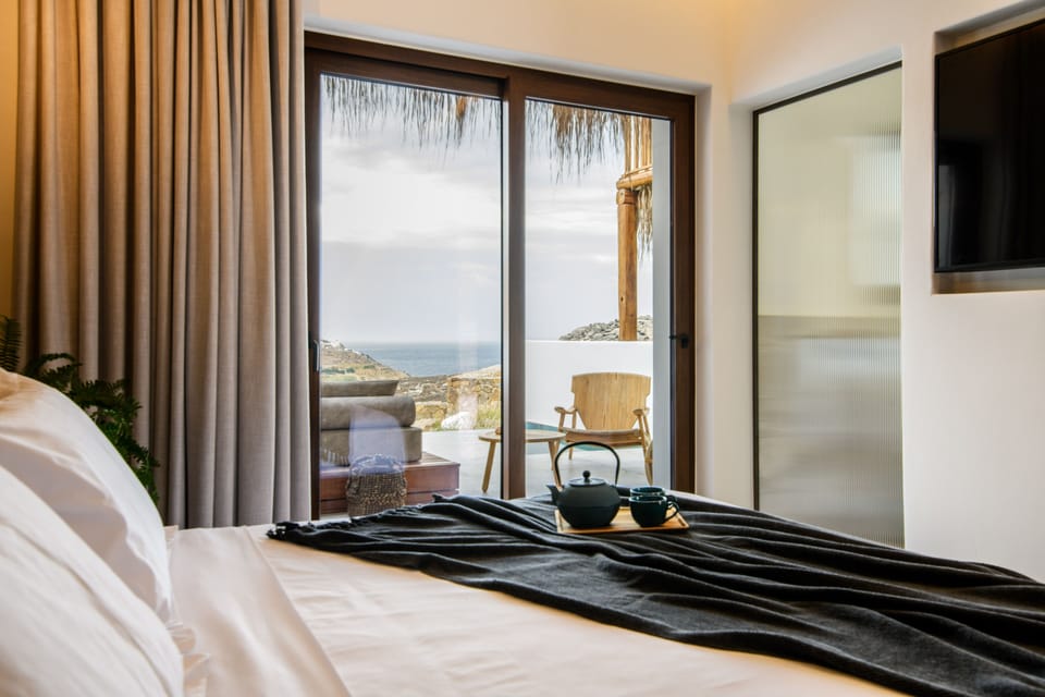 Super Deluxe Suite with Sea View and Private Pool | Minibar, in-room safe, desk, soundproofing