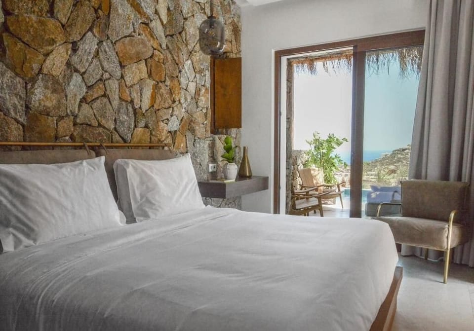 Deluxe Rock Suite with sea view and private pool | Minibar, in-room safe, desk, soundproofing