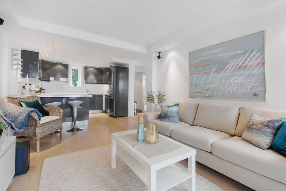 2 bedroom apartment, with terrace | Living room | Flat-screen TV
