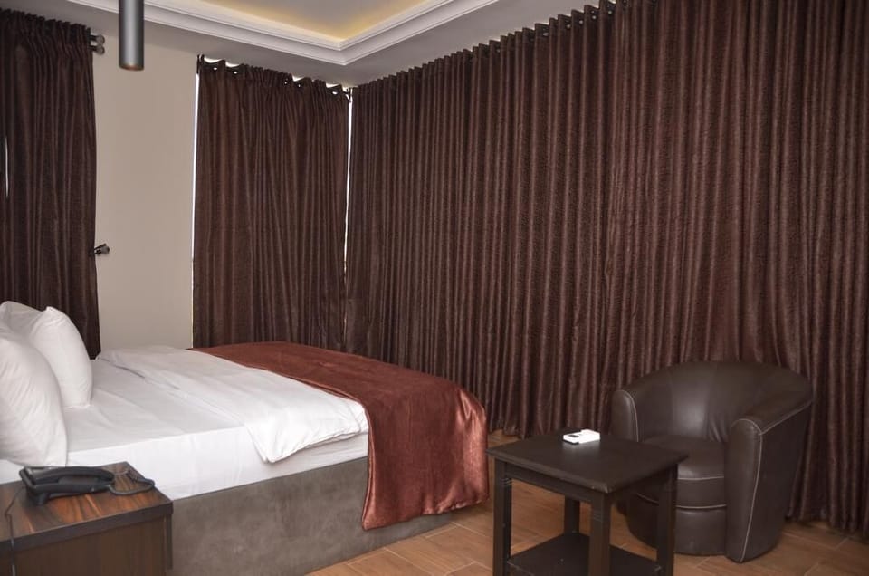 Classic Room | Individually decorated, individually furnished, desk, laptop workspace