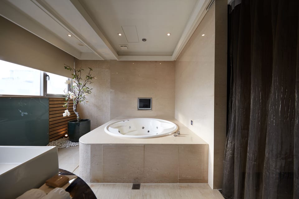 Premium Studio | Bathroom | Shower, rainfall showerhead, eco-friendly toiletries, hair dryer