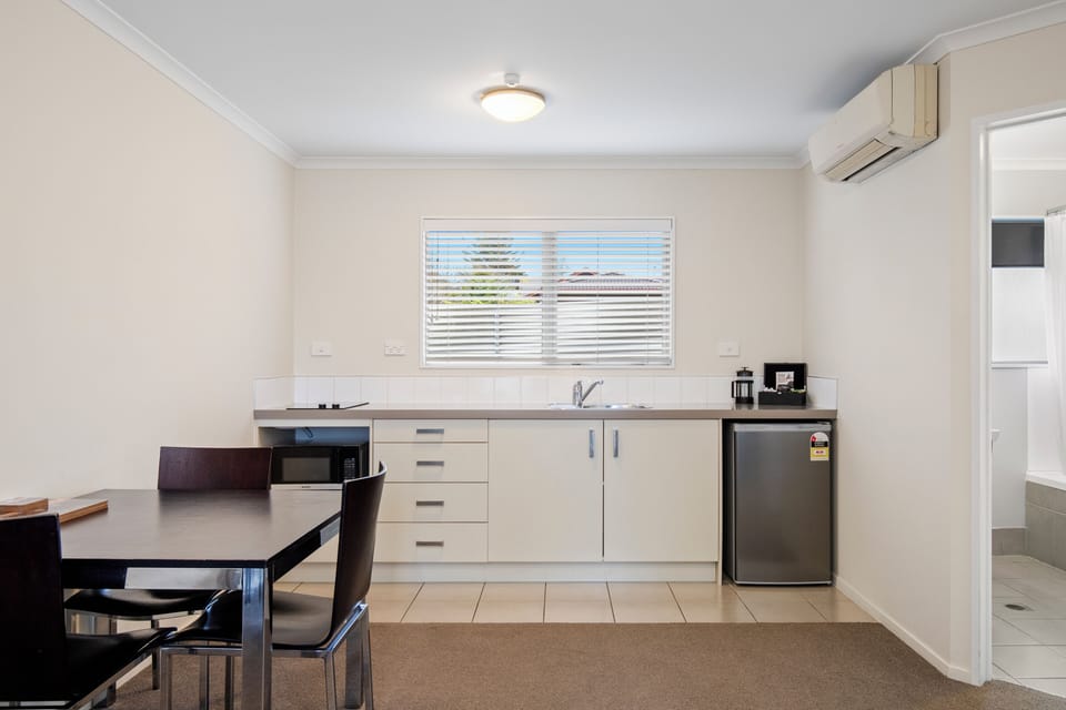 Executive Suite, 1 Bedroom, Non Smoking, Kitchenette (Spa Apartment) | Private kitchen | Fridge, microwave, electric kettle, cookware/dishes/utensils