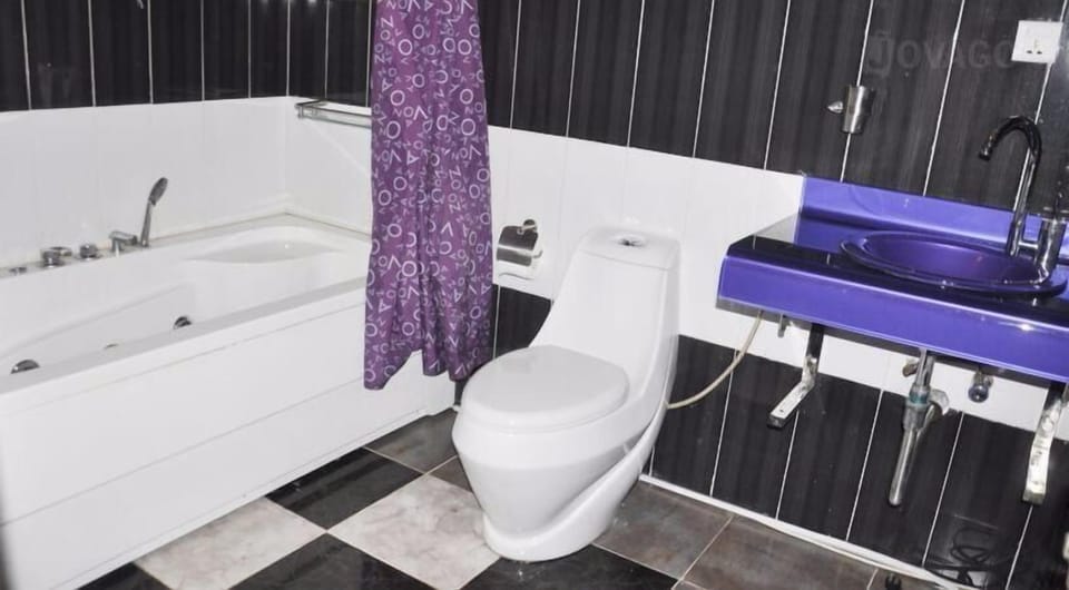 Basic Room | Bathroom | Shower, free toiletries, towels