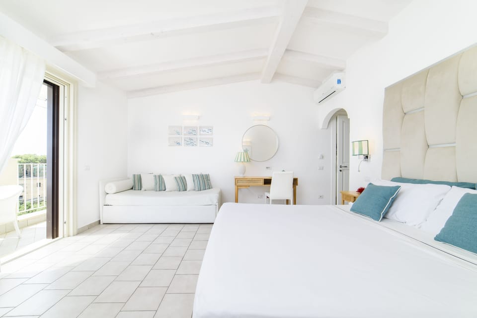 Junior Suite Deluxe, Terrazzo Vista Mare | Minibar, individually decorated, individually furnished, desk