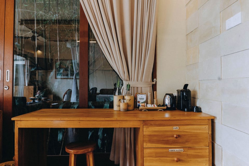 Luxury Suite | Living area | 32-inch LCD TV with satellite channels, TV