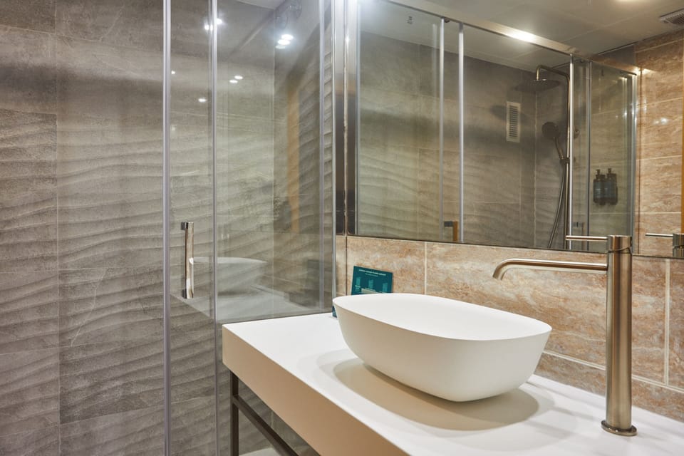 Standard Room (Queen bed) | Bathroom | Free toiletries, hair dryer, bidet, towels