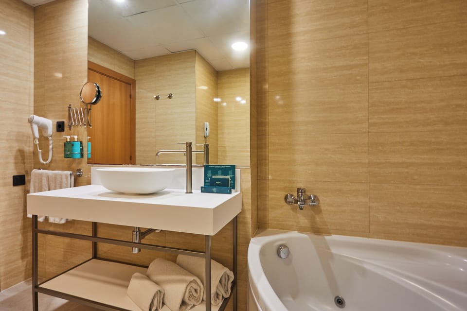 Junior Suite | Bathroom | Free toiletries, hair dryer, bidet, towels