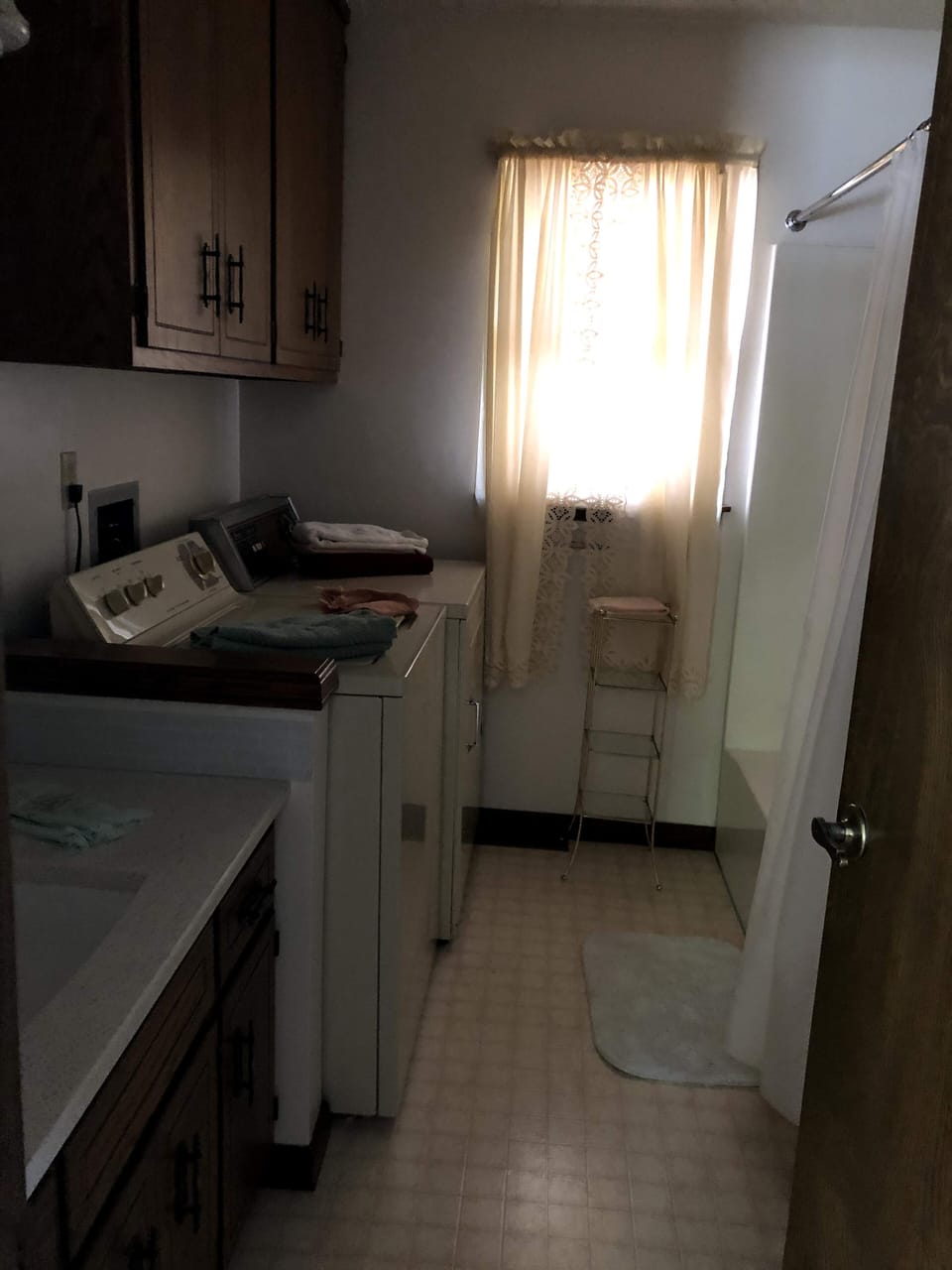 Main bathroom includes complete utility, shower/tub and plenty of linens