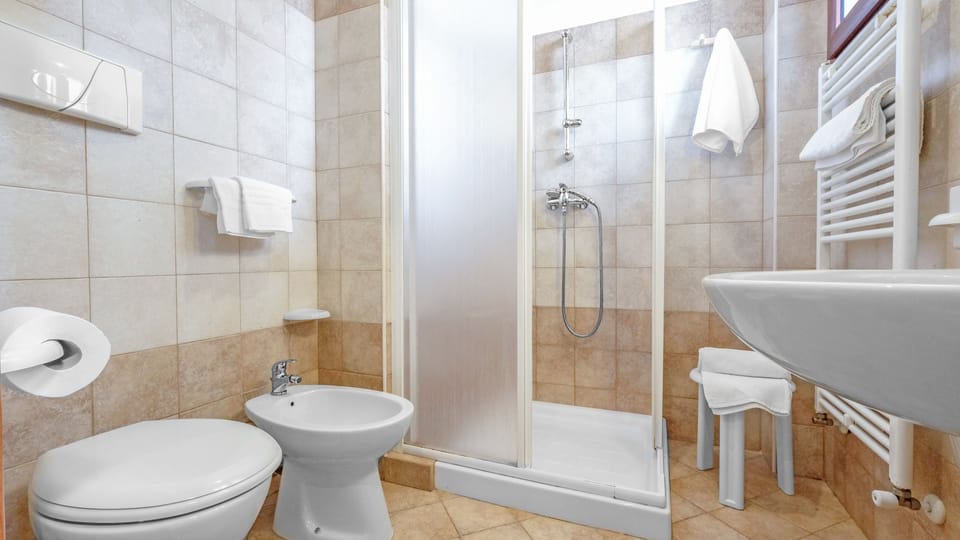 Comfort Triple Room, Balcony | Bathroom | Shower, eco-friendly toiletries, hair dryer, bidet