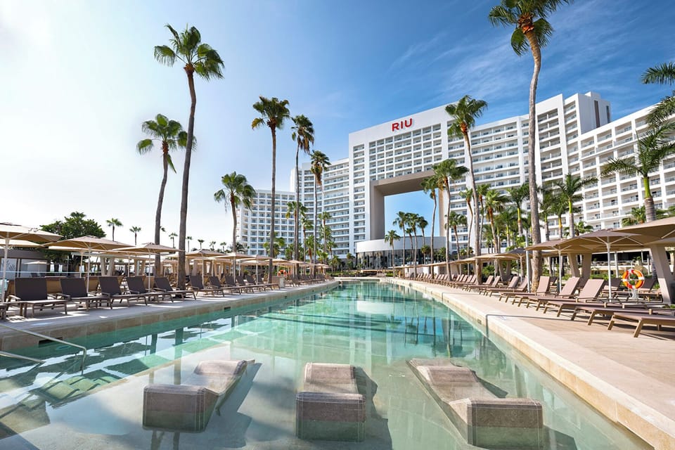 5 outdoor pools, pool umbrellas, sun loungers