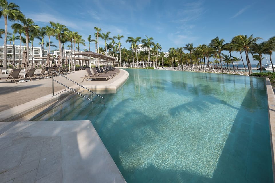 5 outdoor pools, pool umbrellas, sun loungers