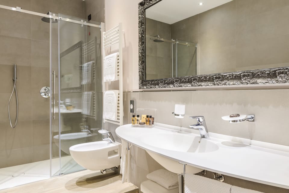 Shower, rainfall showerhead, free toiletries, hair dryer