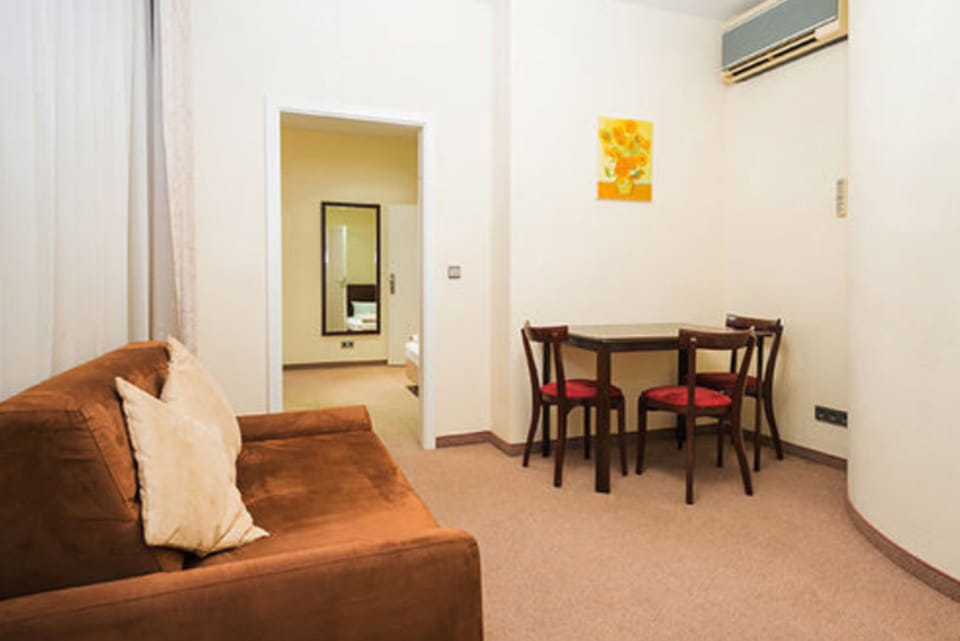 Family Apartment, 2 Bedrooms, Kitchen (Excl. 25 Euro Cleaning Fee) | Hypo-allergenic bedding, in-room safe, free WiFi, bed sheets