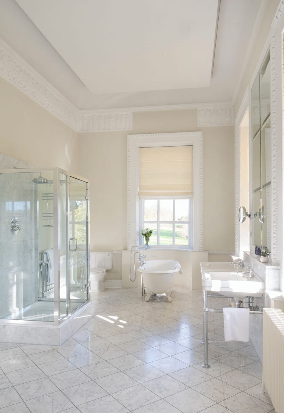 Junior Suite | Bathroom | Combined shower/tub, designer toiletries, hair dryer, bathrobes