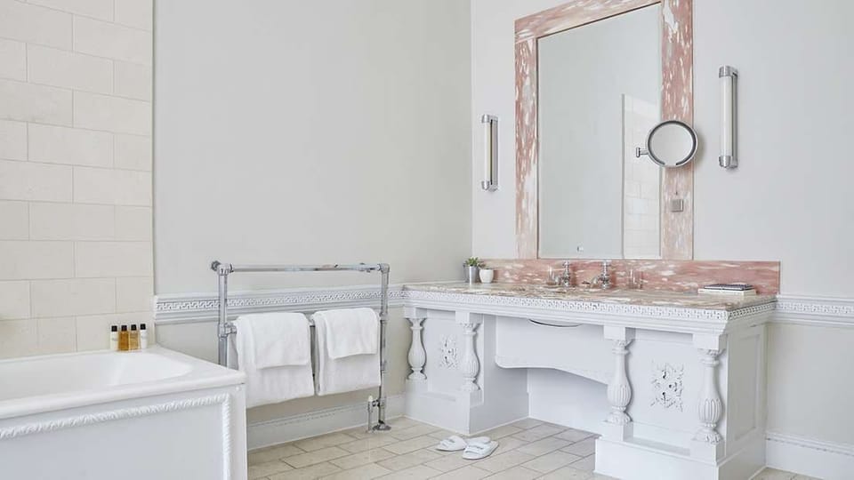 Junior Suite | Bathroom | Combined shower/tub, designer toiletries, hair dryer, bathrobes