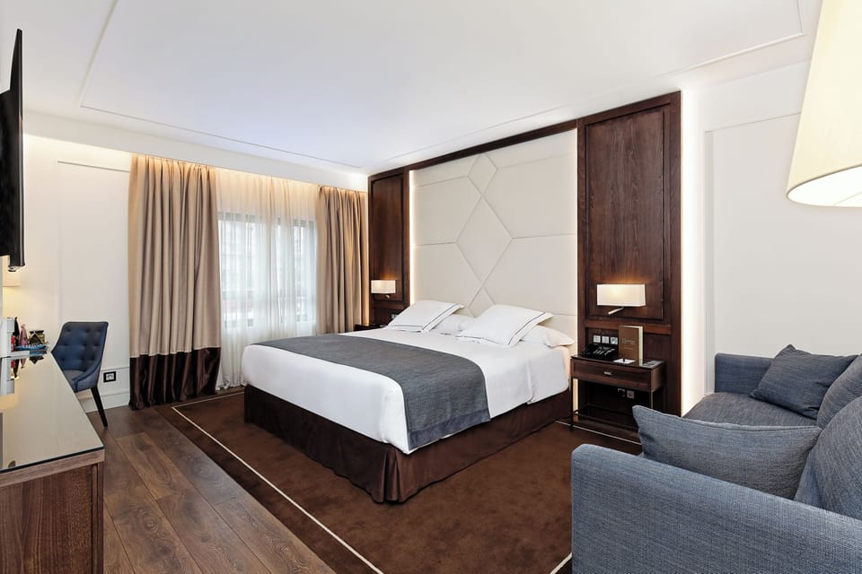 Superior Deluxe Room | Minibar, in-room safe, desk, laptop workspace