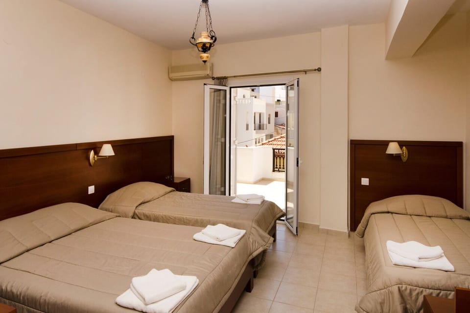 Quadruple Room | Desk, soundproofing, free WiFi, bed sheets