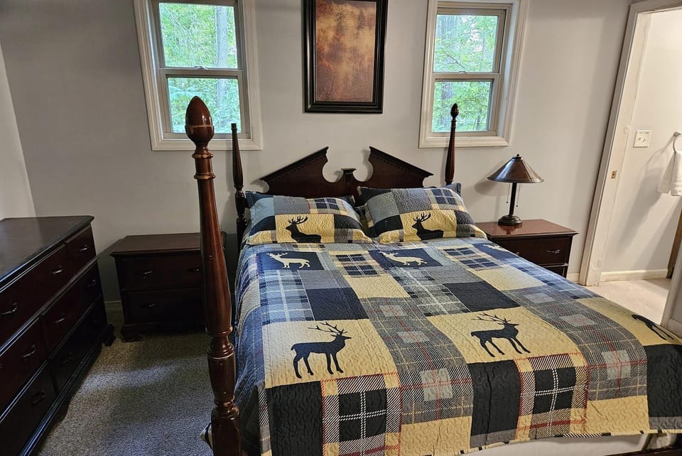 Master Bedroom w/ Queen Bed
