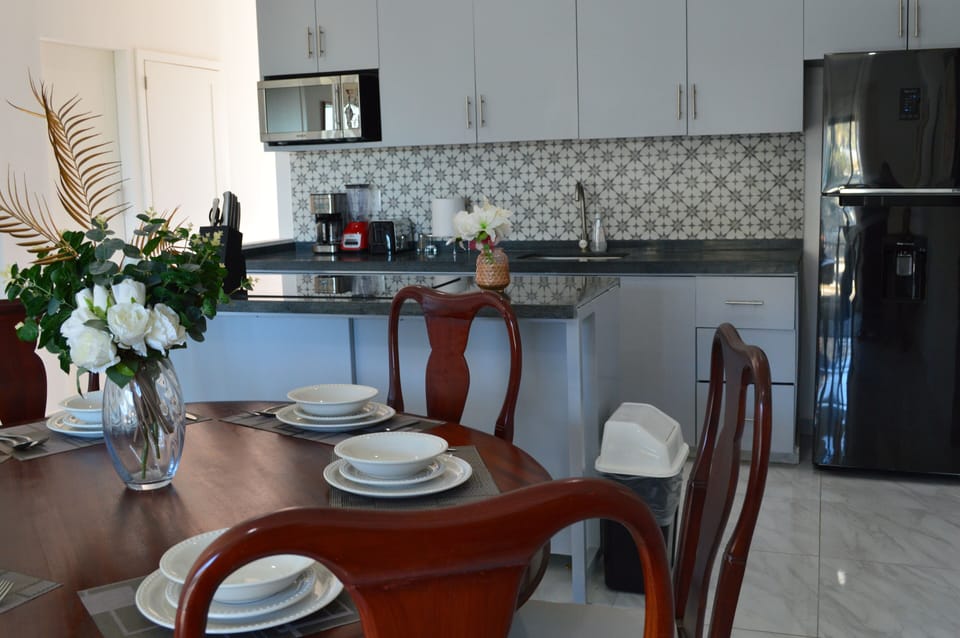 Grand dining for 7 – unforgettable family feasts & sunset celebrations!