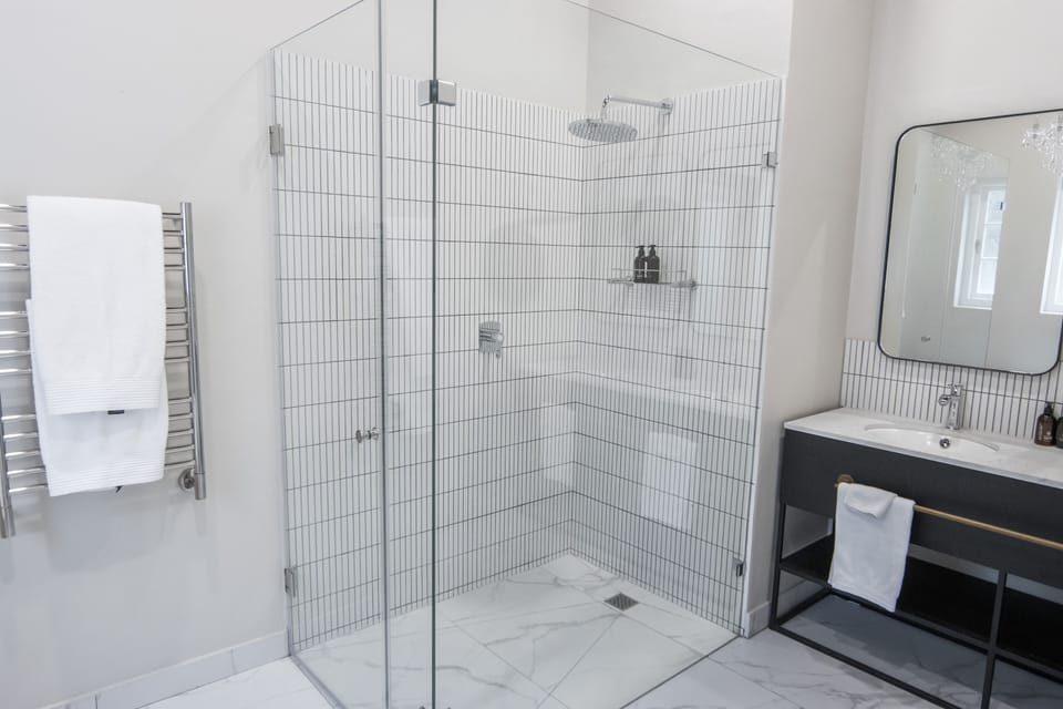 Werf Deluxe Suite 10 | Bathroom | Eco-friendly toiletries, hair dryer, heated floors, towels