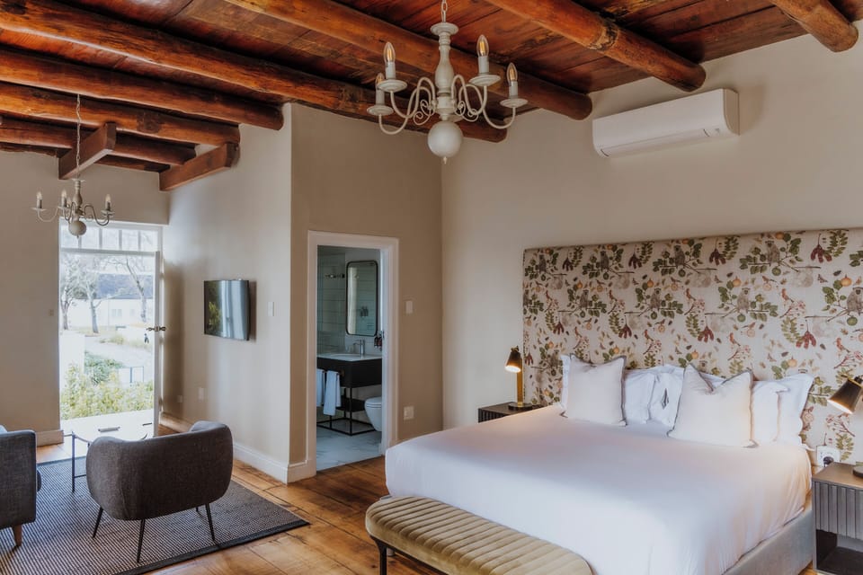 Werf Deluxe Suite | Hypo-allergenic bedding, free minibar items, in-room safe, desk