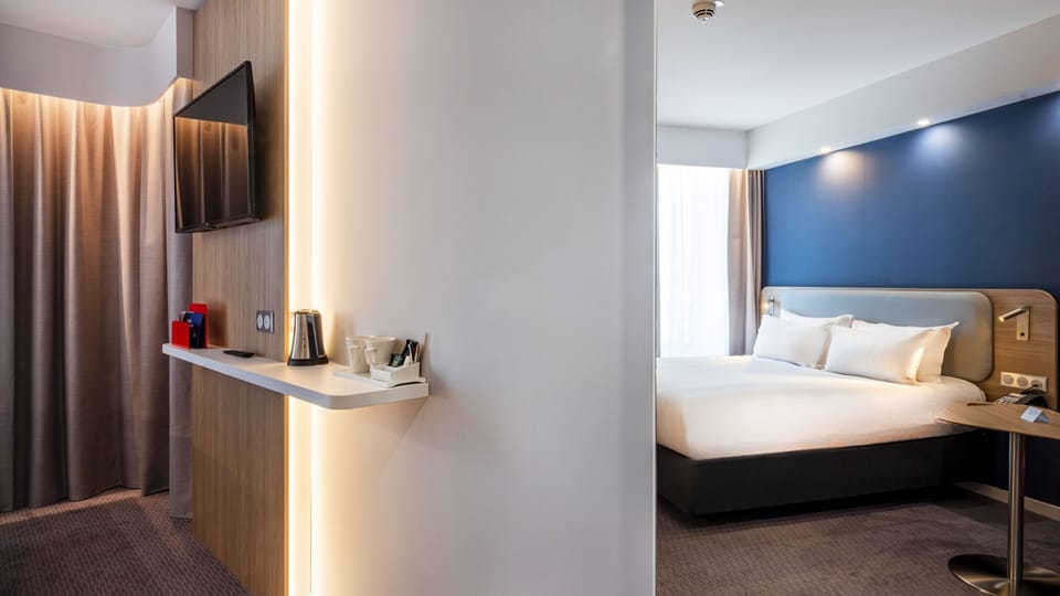 Premium bedding, in-room safe, desk, laptop workspace