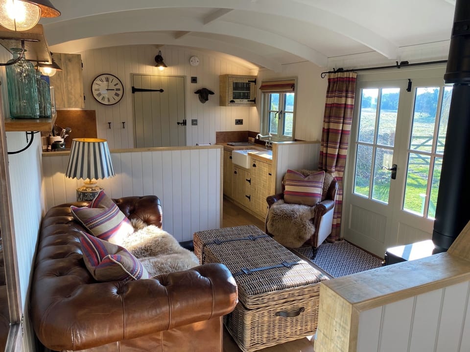 Shepherd's Hut | Individually decorated, iron/ironing board, free WiFi