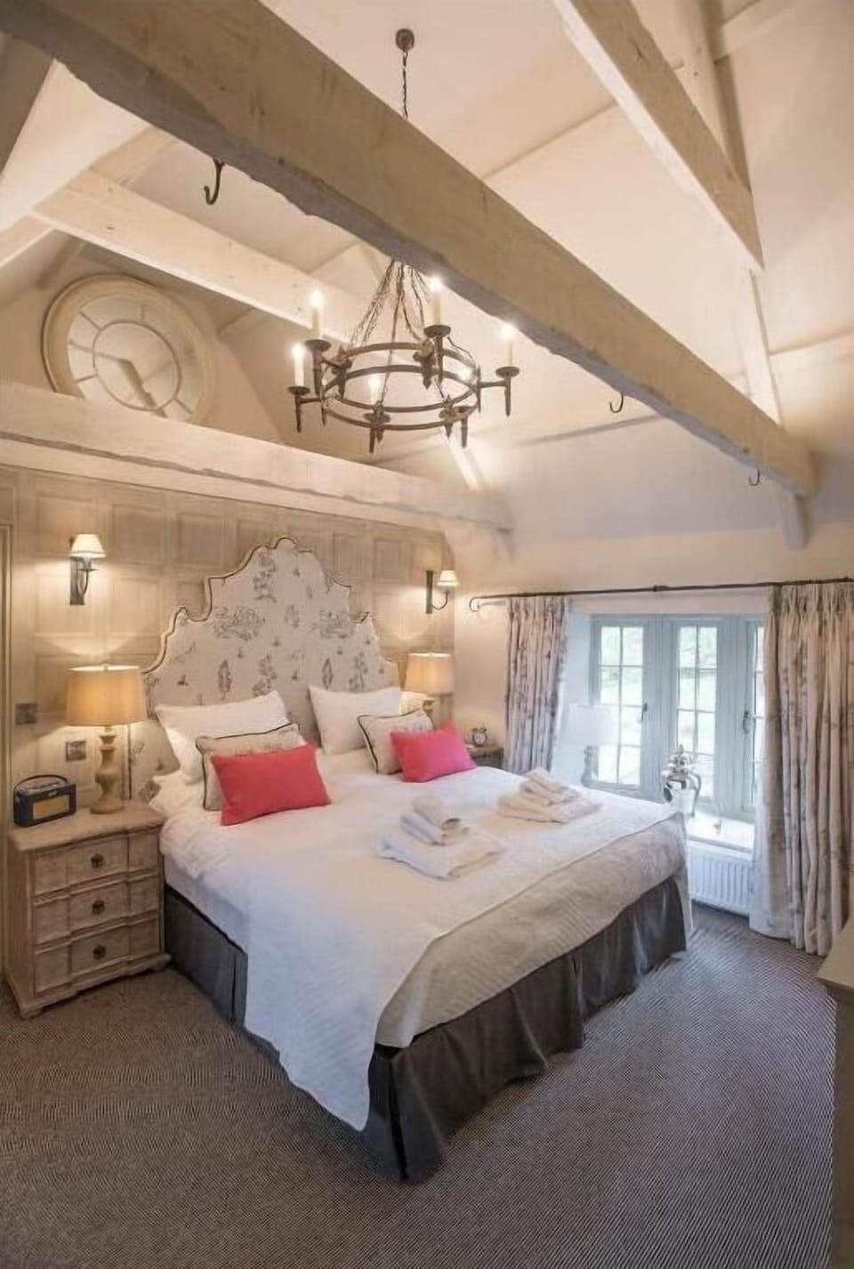 Holly Main House | Iron/ironing board (on request), WiFi (free), individually decorated