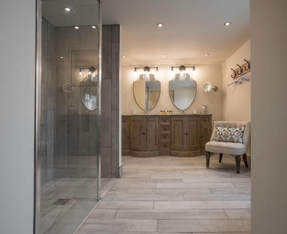 Mistletoe Main House | Bathroom | Free toiletries, hair dryer, towels, toilet paper