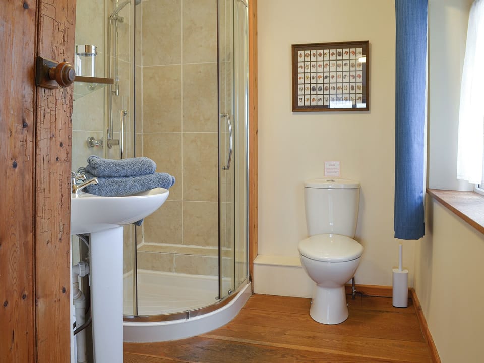 En-suite shower | Orchard Cottage - Orchard Farm, Bideford