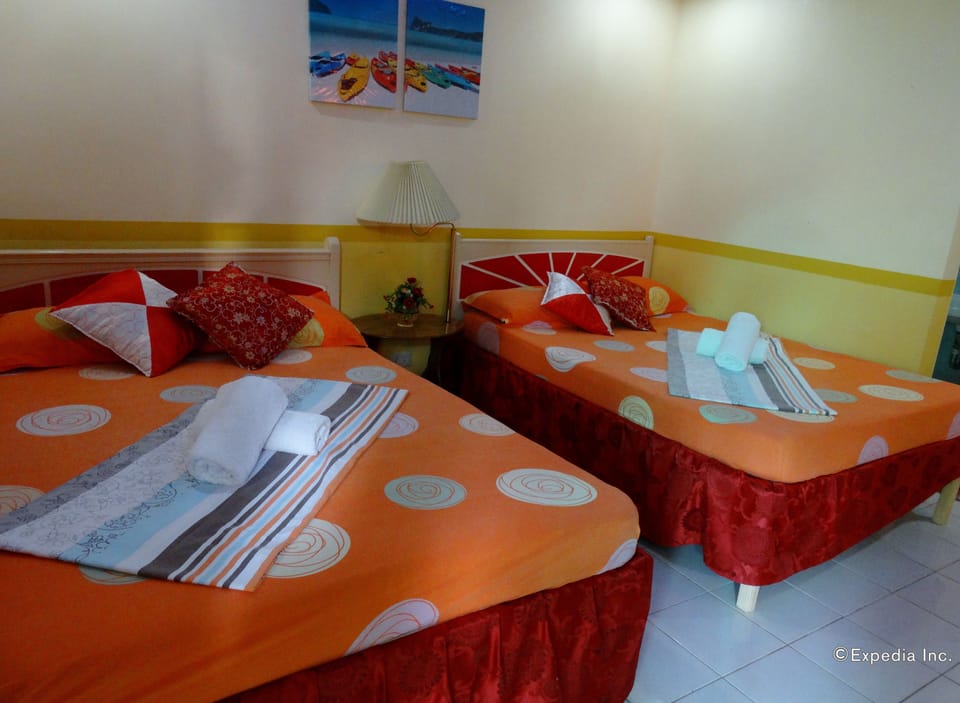 Quadruple Room, 2 Queen Beds | Desk, WiFi (free), bed sheets