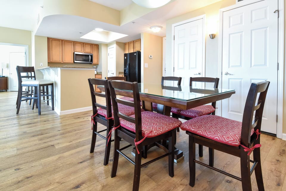 The Palms of Destin 2417 - Dining Area and Breakfast Bar Area