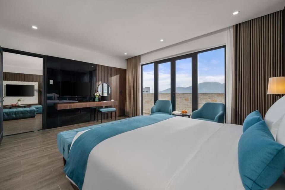 Premier Twin Room | Minibar, in-room safe, desk, WiFi (free)