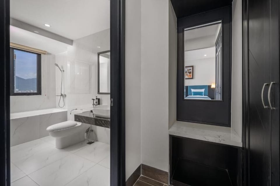 Shower, rainfall showerhead, free toiletries, hair dryer