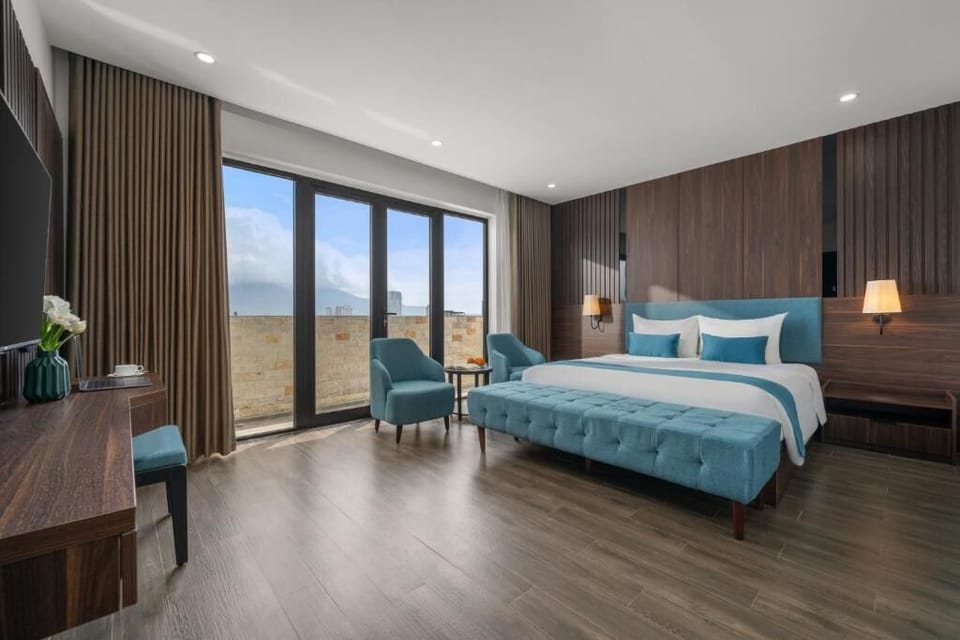 Premier Twin Room | Minibar, in-room safe, desk, WiFi (free)