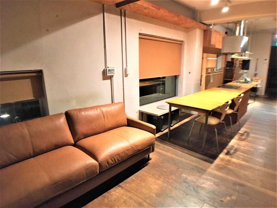 Room (/10) | Living area | Flat-screen TV, DVD player