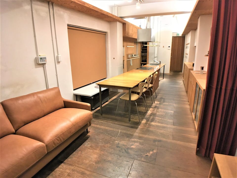 Room (/10) | Living area | Flat-screen TV, DVD player